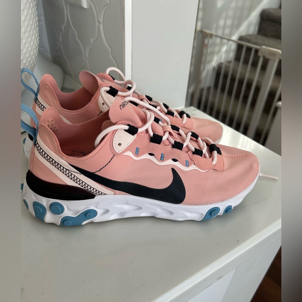 LIKE NEW! Nike Womens React Element 55. Coral/Stardust/Oil Grey. Size 6.5.